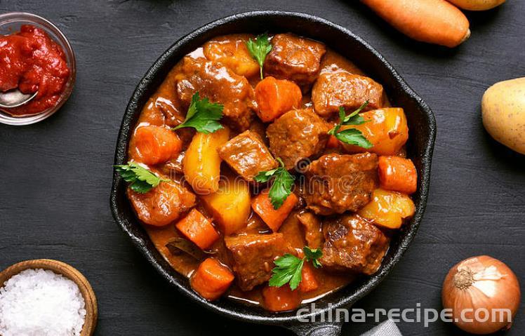 The recipe for stewing beef, carrots, and potatoes