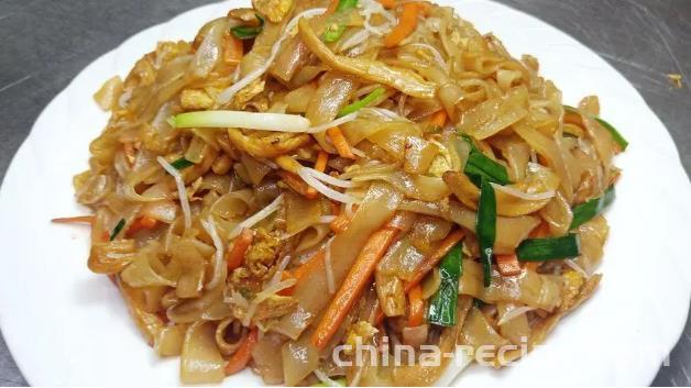 The method of stir frying rice noodles