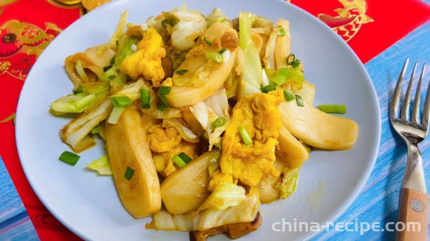 The method of stir frying rice cake with eggs