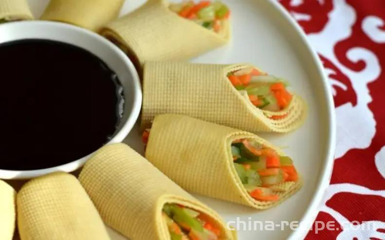 The method of making tofu skin vegetable rolls