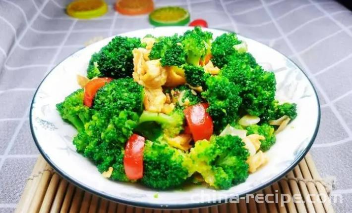 The recipe for stir frying eggs with broccoli