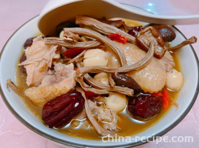 The recipe for tea tree mushroom chicken leg soup