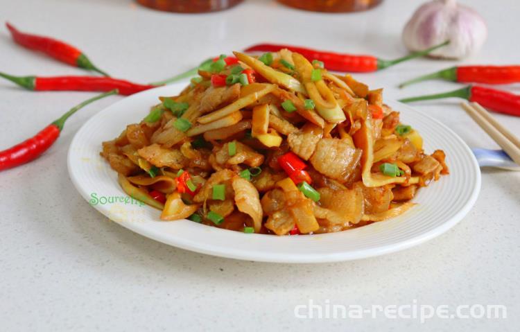 The method of stir frying bamboo shoots and meat with spicy sauce