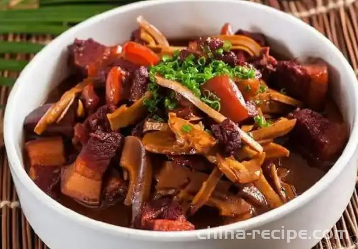 The method of making roasted meat with dried bamboo shoots