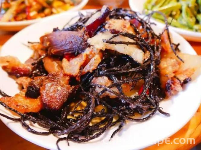 The method of Sichuan nuclear peach blossom stir fried bacon