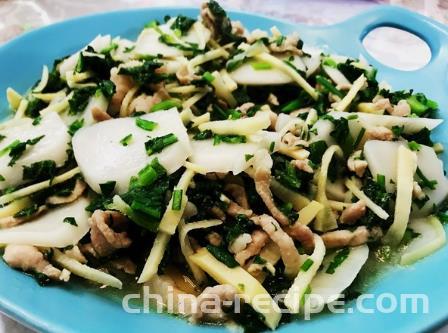 The method of stir frying rice cake with shepherd's purse and winter bamboo shoots