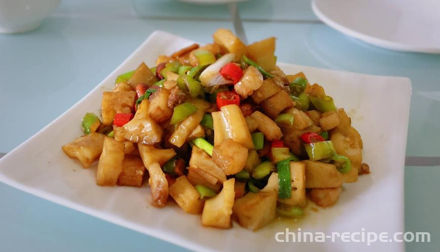 The method of making spicy stir fried diced lotus root