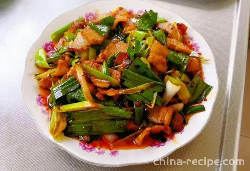 How to stir fry Twice cooked pork with garlic