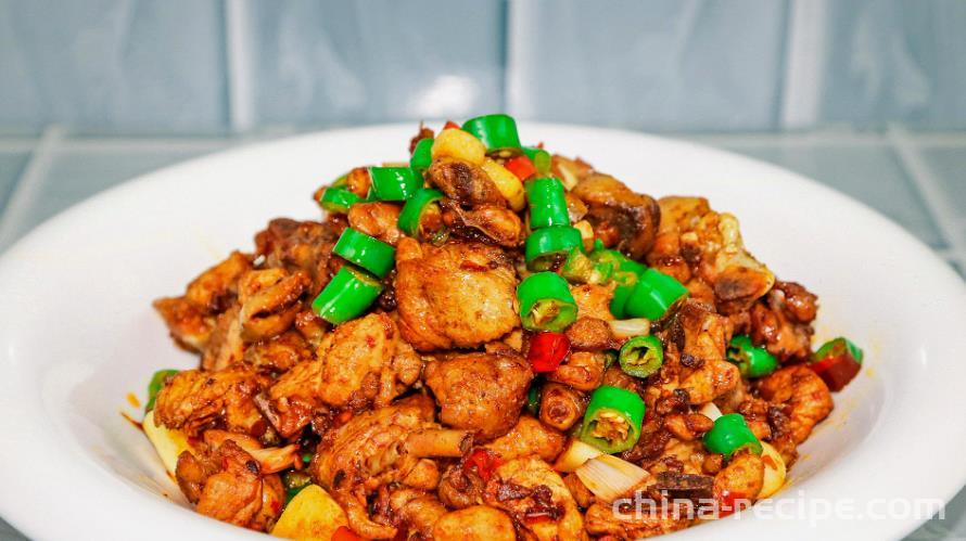 The method of making spicy stir fried diced chicken