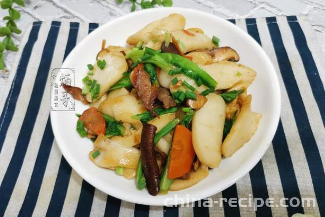 The method of stir frying white cake with squid