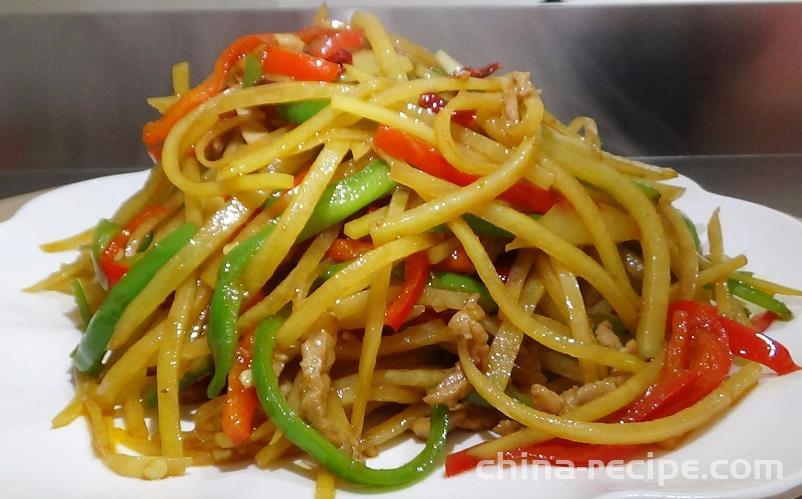 The method of stir frying pork with shredded potatoes