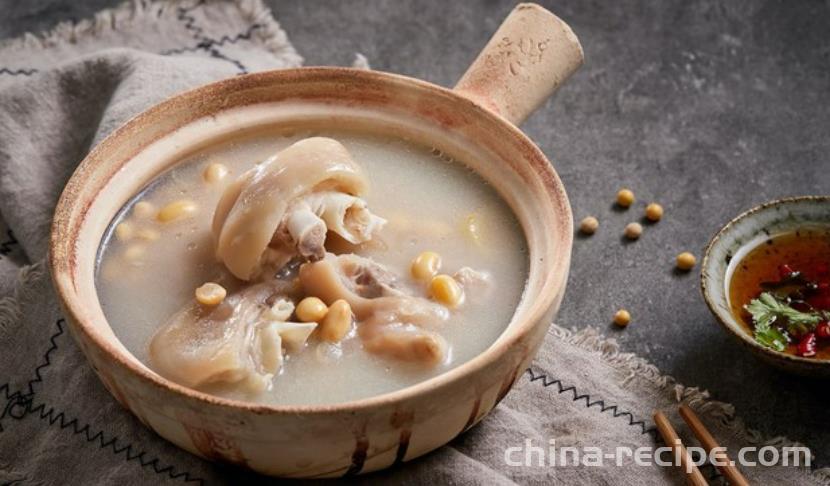 The method of making soybean and pig trotter soup