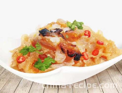 The method of making cold stir fried jellyfish heads