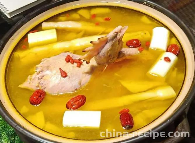 The method of boiling chicken with winter bamboo shoots