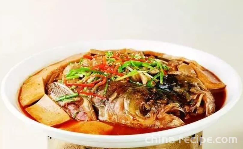 The method of braised fish head and stewed tofu