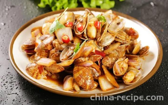 The method of stir frying clams with spicy sauce