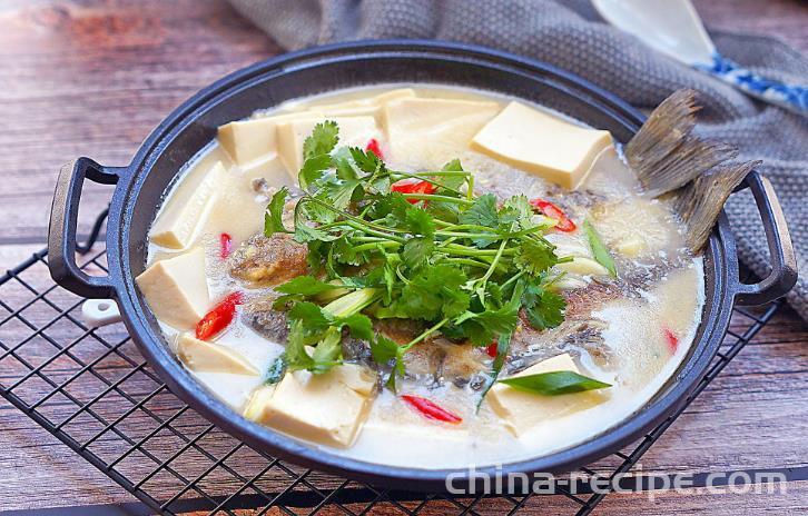 The recipe for stewed tofu with crucian carp