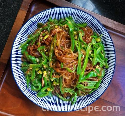 The method of stir frying vermicelli with shredded chili pepper