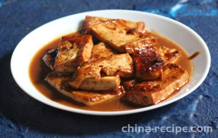 The recipe for frying tofu with sauce