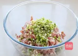 猪肉酸菜馅饺子的做法图解2