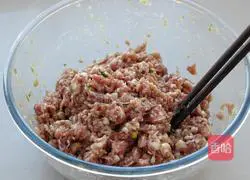 猪肉酸菜馅饺子的做法图解4