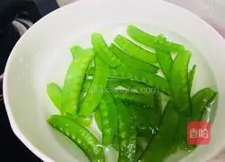 荷兰豆炒腊肠的做法图解4