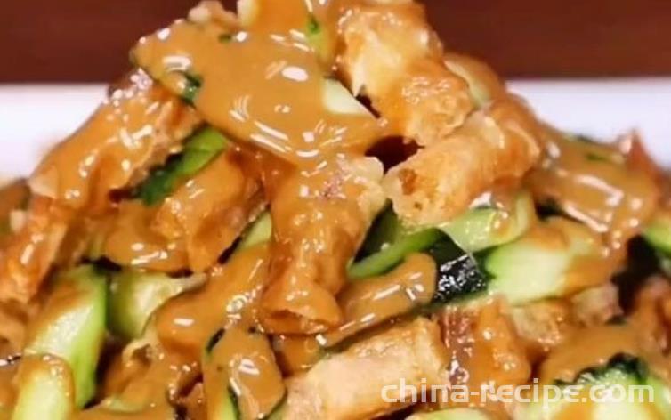 Mixing deep-fried dough sticks with jute cucumber