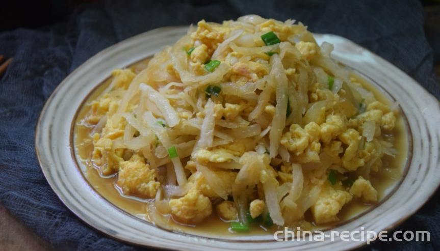 The recipe for stir frying eggs with radish