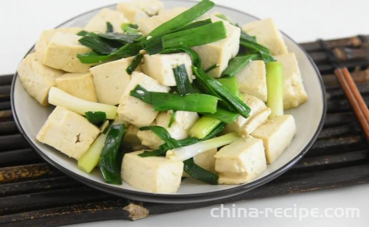 The method of stir frying tofu with green garlic sprouts