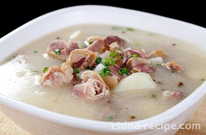 The method of stewing radish with pig's feet