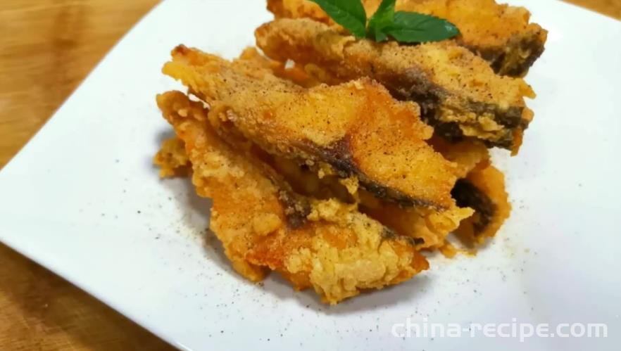 The method of making spicy and crispy fried fish chunks