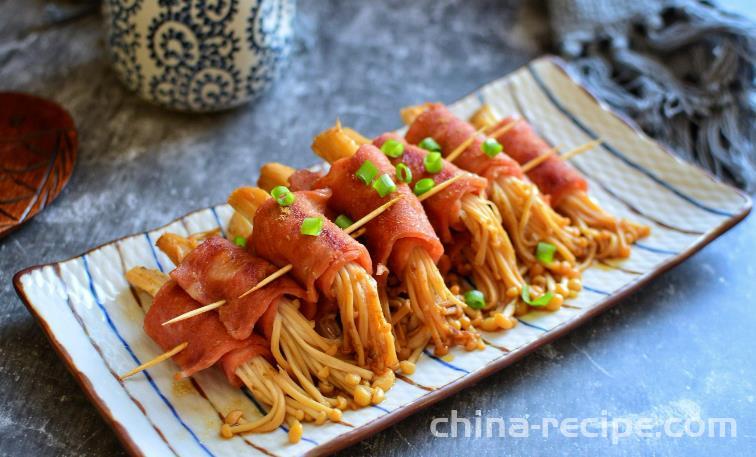 The method of grilling bacon and enoki mushrooms