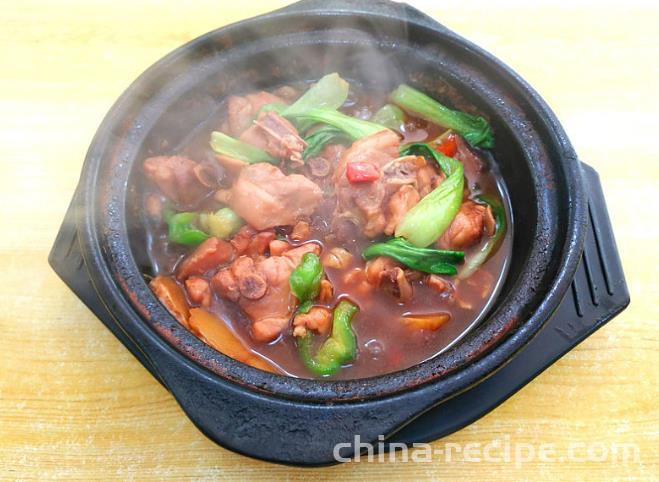 The recipe for baking chicken in a clay pot with red onions