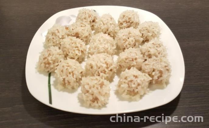 The method of making pearl glutinous rice balls