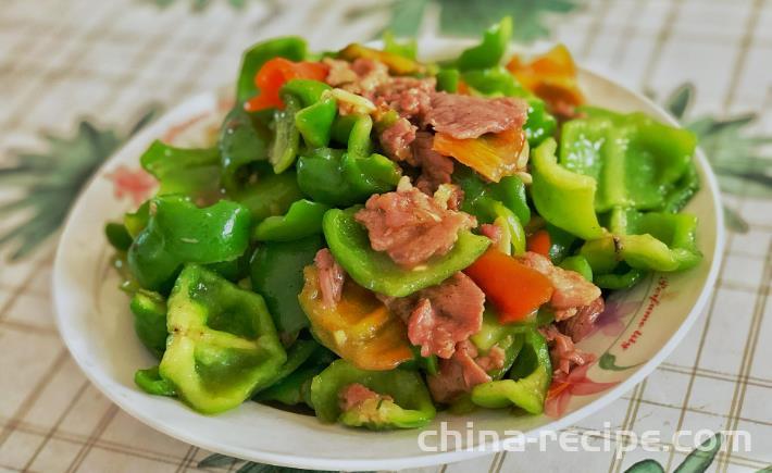 The method of stir frying pork slices with green peppers