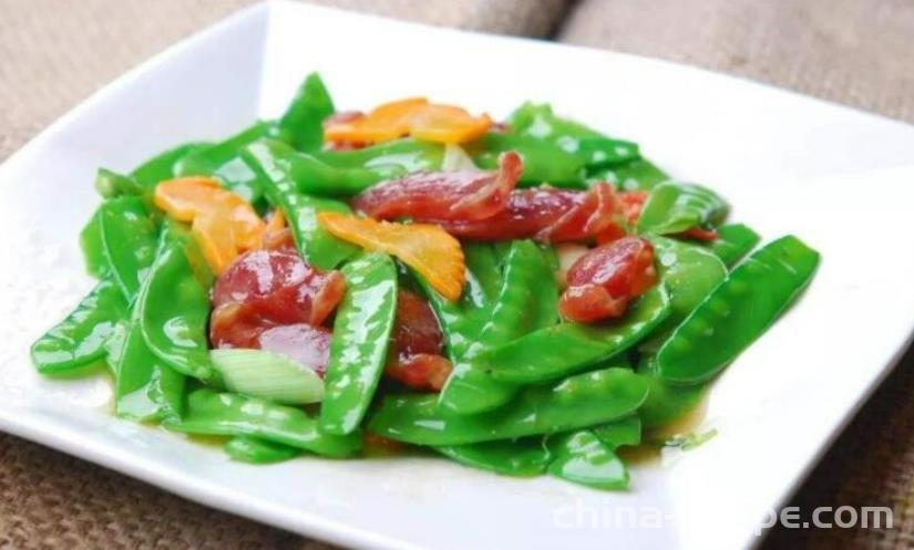 The method of stir frying sausage with Dutch beans