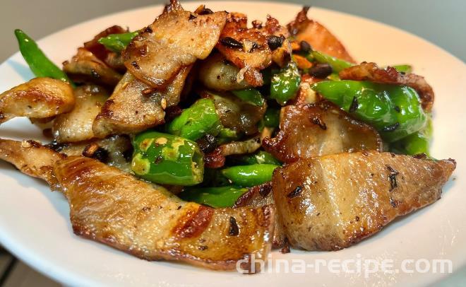 The method of stir frying pork belly with fermented black beans and green peppers