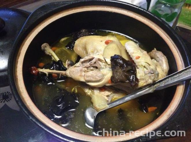 The method of stewing chicken soup with black fungus