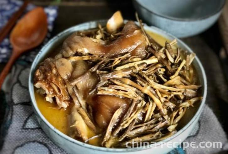 The method of stewing dried bamboo shoots with pork elbow