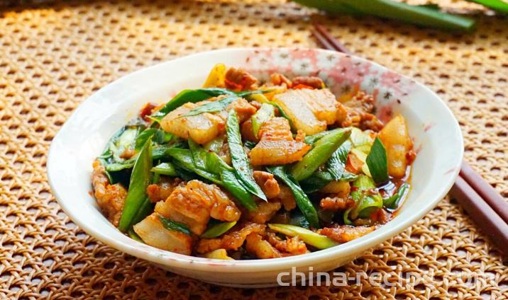 The method of stir frying pork belly with garlic sprouts and peanuts