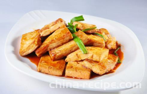 The method of frying tofu with garlic sprouts