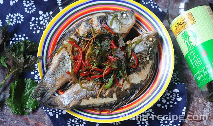 The method of steaming crucian carp in perilla clay pot