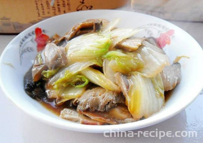 The method of stir frying shiitake mushrooms with cabbage