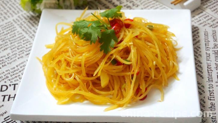 The method of making sour and spicy shredded potatoes