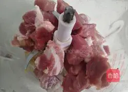 杏鲍菇炒肉丸与鹌鹑蛋的做法图解2