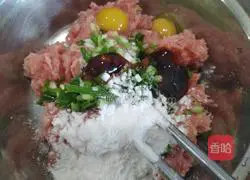 杏鲍菇炒肉丸与鹌鹑蛋的做法图解4