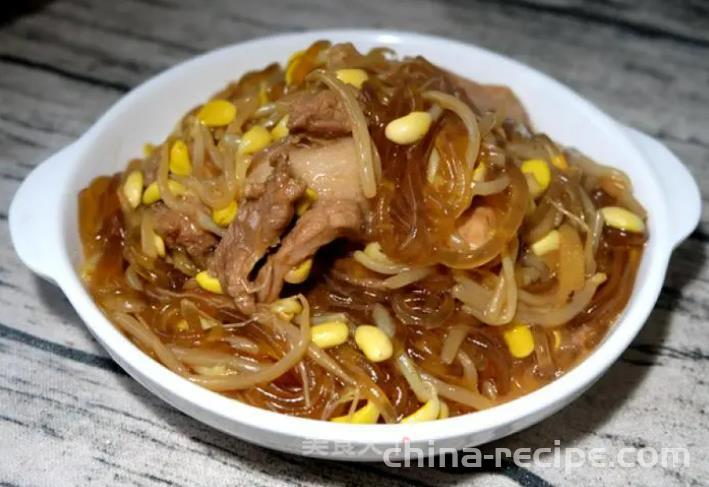 The method of stewed vermicelli with soybean sprouts and pork