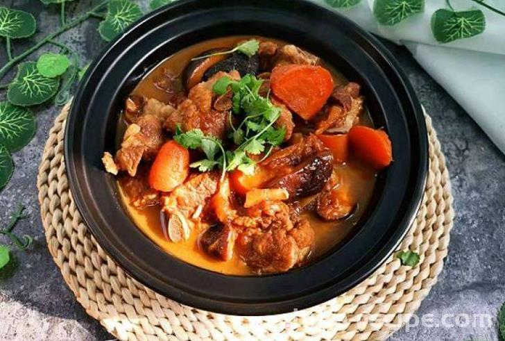 The method of stewing pork ribs with shiitake mushrooms and carrots