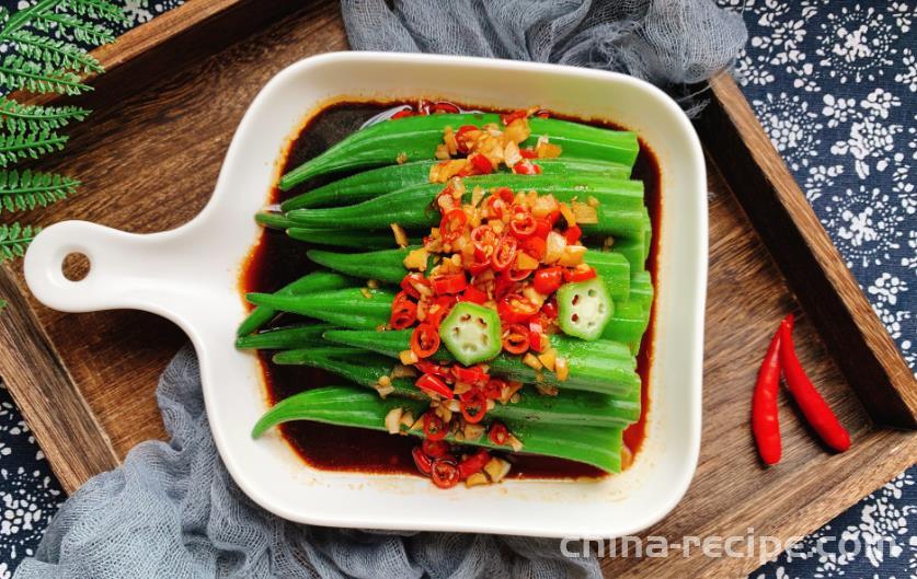 The method of mixing okra with oil and vinegar sauce