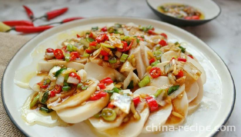 The method of pouring scallion oil over shiitake mushrooms